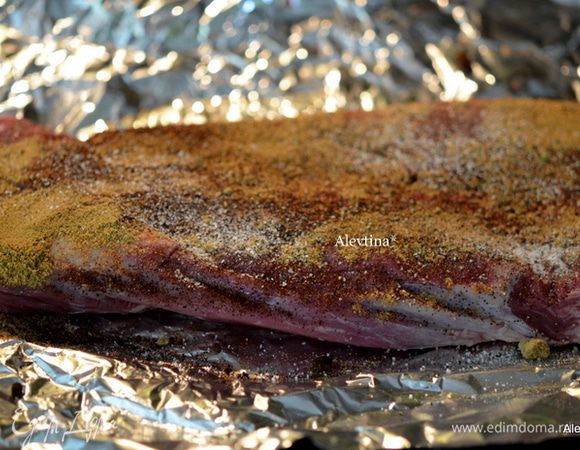 Посыпать кусок пашины молотым тмином,чили, солью и перцем по вкусу. 
