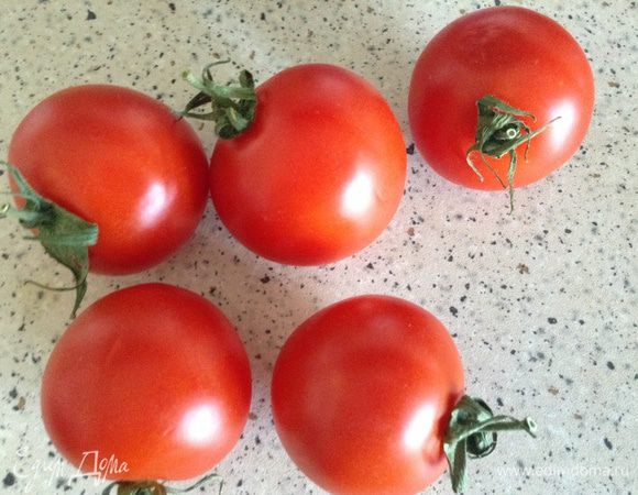 Томаты вымыть и подсушить.