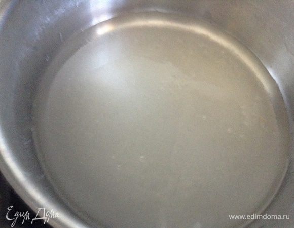 Сварить сахарный сироп. Смешать сахар, 50 мл. воды и 1 ст.л. лимонного сока. Поставить на маленький огонь и варить до легкого карамельного цвета.