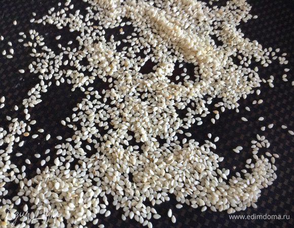 Обжарить кунжут на сухой сковороде.