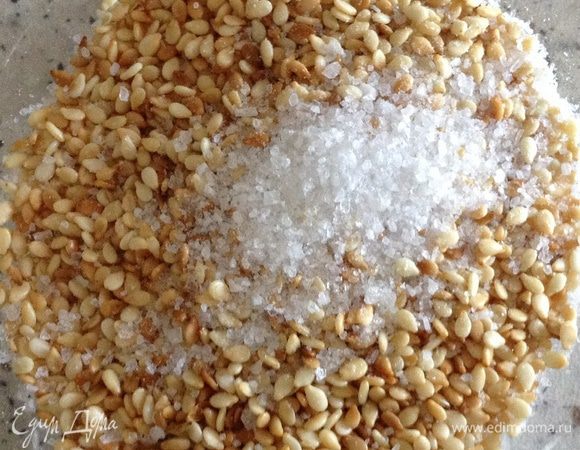 Смешать кунжут с солью.
