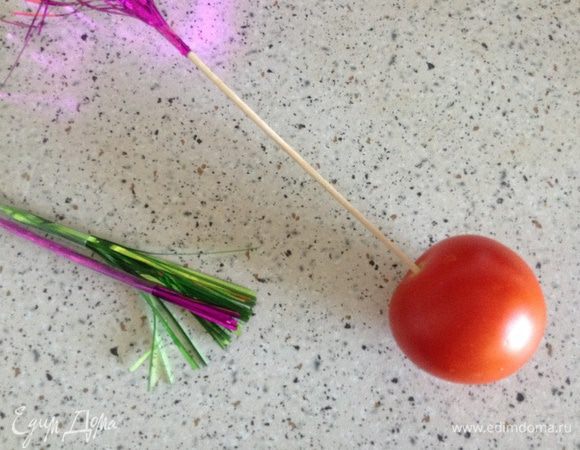 Томат накалываем на шпажку, окунуть в сахарный сироп, а затем в кунжут.