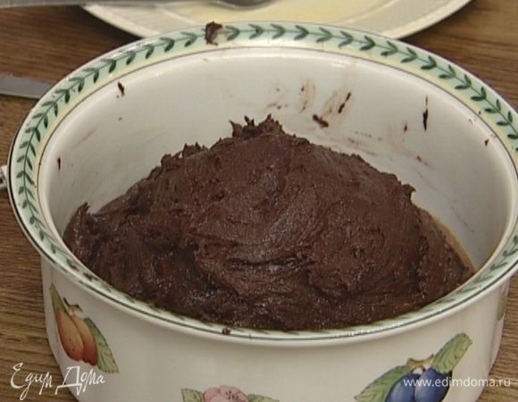 Сверху на апельсин выложить оставшееся тесто, так чтобы он был покрыт равномерно со всех сторон.