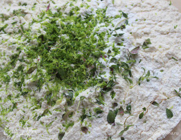 Смешать сухие ингредиенты - муку, разрыхлитель, листики тимьяна и цедру лайма.