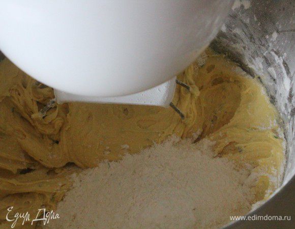 Продолжая взбивать небольшими порциями добавить сухую смесь.