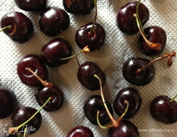 Черешню с хвостиками аккуратно промыть и обсушить.