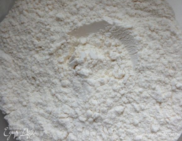 Смешать в миске 1,5 стакана муки, соль, соду и разрыхлитель. 