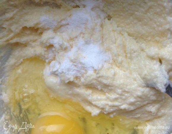 В другой миске масло (можно маргарин) взбить с сахаром, добавить яйцо и ванилин. 