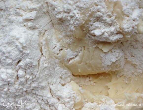 Соединить обе смеси, постепенно вводя сухие ингредиенты в жидкую массу.