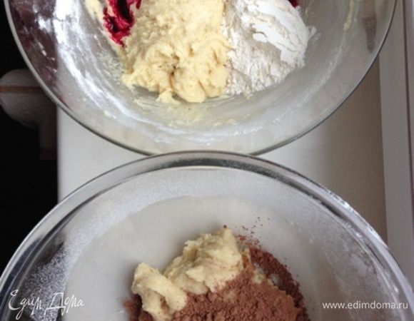 Разделить смесь на две равные части. В одну добавить столовую ложку какао, а в другую 2 столовые ложки муки и свекольный сок. Этот шаг можно пропустить, просто добавив в тесто 2 столовые ложки какао, тогда все черешенки будут шоколадными.