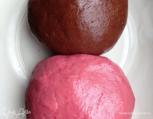 Хорошенько замесить оба вида теста и сформировать шары.