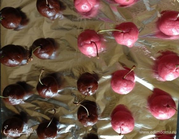 Сформированные "ягодки" выкладываем на застеленный противень и ставим в разогретую до 180 градусов духовку на минут 15. Следите за тестом и не передержите его, т.к. "ягодки" потекут. 