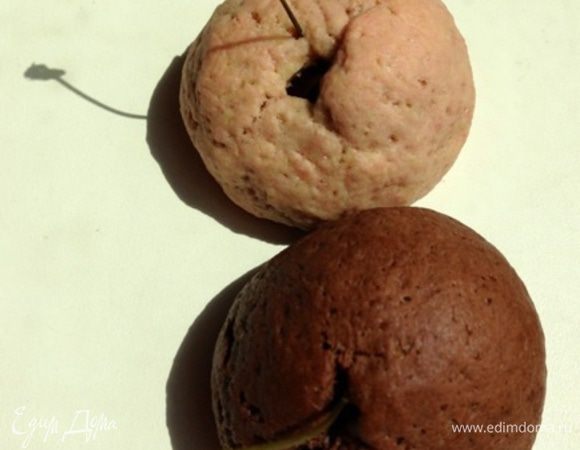 Вынуть из духовки и полностью остудить. 
Получается уже полноценное угощение, но мы сделаем его еще вкуснее и красивее, покрыв глазурью.