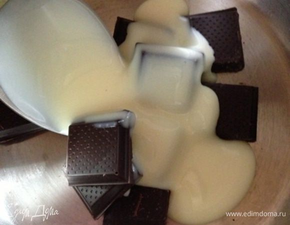 Для глазури растопим на водяной бане шоколад со сгущеным молоком. 