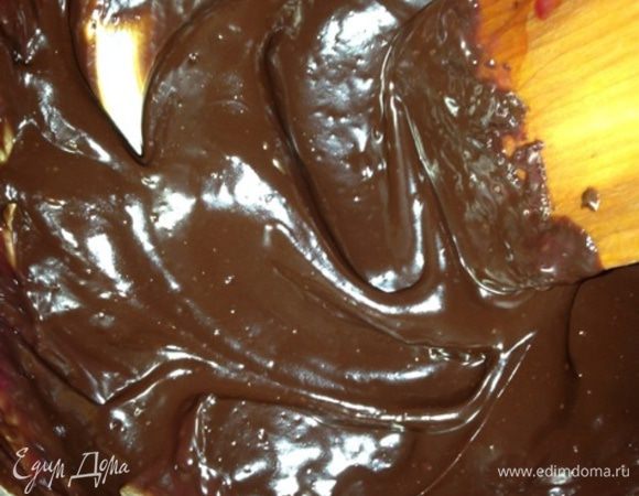 Добавим вишневый сок до нужной консистенции (чтобы глазурь стекала с ложки). Мне для этого понадобилось 3 столовые ложки сока, вы лучше регулируйте сами.