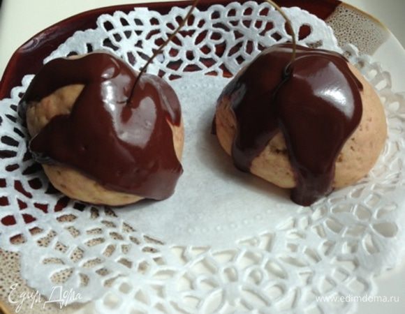 Покроем ягодки глазурью, наливая ее сверху. Можно покрывать полностью, а можно как я, частично.