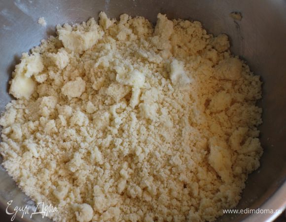 Песочное миндальное тесто: смешать оба вида муки, добавить нарезанное на кубики масло и порубить всё в крошку. 