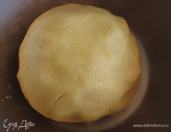 Сформировать шар, завернуть в пергамент и положить в холодильник на 30 минут.