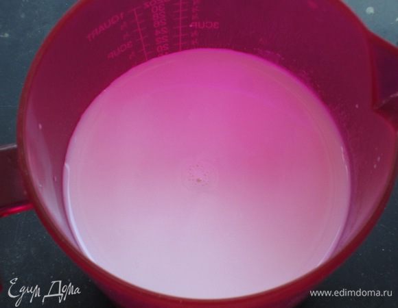 Миндальный заварной крем: перемешать 2 вида молока.