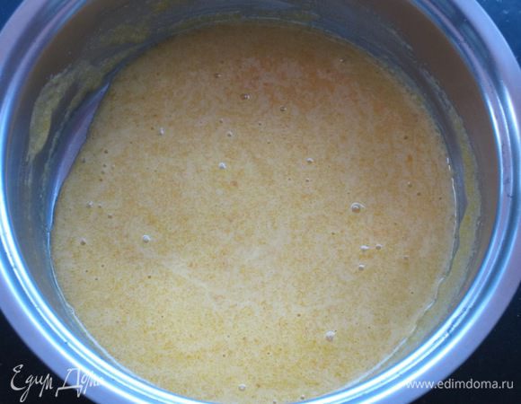 Яичные желтки растереть с сахаром добела.