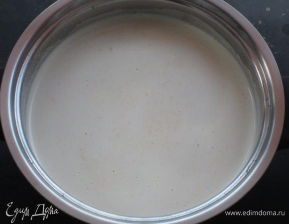 В молоко добавить крахмал и хорошо перемешать. Влить молоко с крахмалом в желтки, тщательно перемешать и поставить на средний огонь.