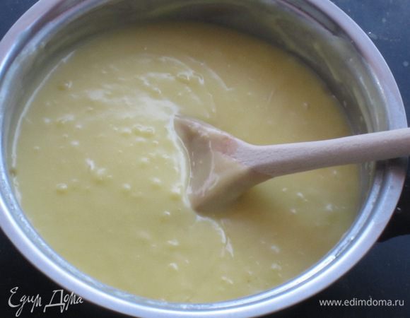 Варить до загустения крема (примерно 6-8 минут). Снять с огня, добавить миндальную муку, лимонную цедру и хорошо перемешать. Остудить.