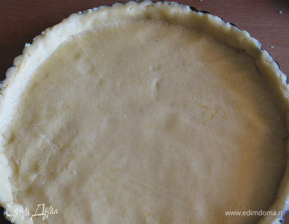 Раскатать тесто и выложить в форму с пергаментом.
