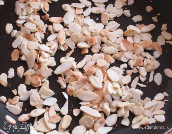 Миндальные лепестки обжарить на сухой сковороде с антипригарным покрытием.