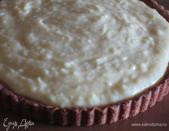 На песочную основу выложить крем.