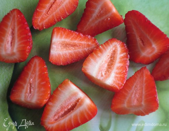 Клубнику помыть, выложить на бумажное полотенце, разрезать пополам.