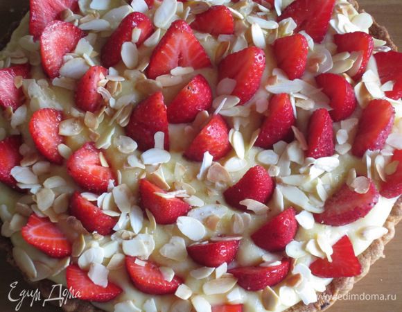 Выложить клубнику на крем, посыпать миндальными лепестками и сахаром. Поставить в холодильник на 2 часа. Приятного аппетита:))
