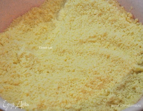 Перетираем все в крошку.