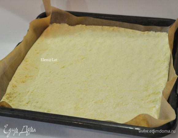 На застеленный пергаментом противень высыпаем 2/3 крошки. Хорошо уплотняем. Тесто выпекать в заранее разогретой до 180С духовке 8-10 минут