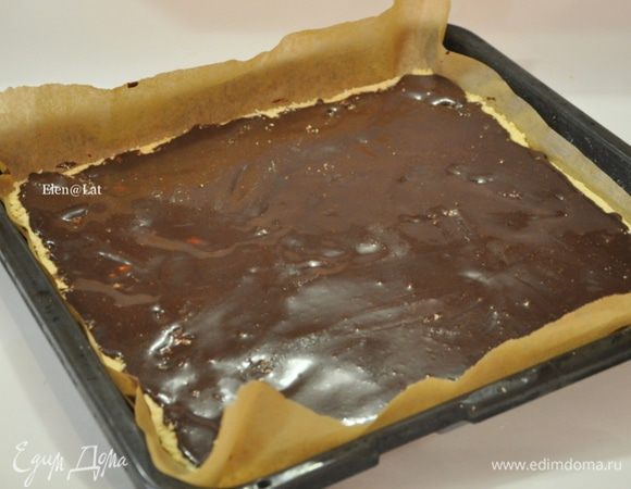 Начинку выливаем по испеченному тесту.