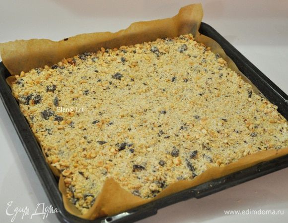 Фундук и  50 гр шоколада порубить. Оставшееся сырое тесто смешать с нарубленным фундуком и шоколадом и посыпать сверху на растопленную шоколадную массу.