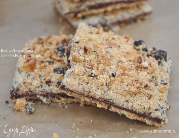 Выпекать 20-25 минут при 180С. Готовый пласт снять с противня вместе с пергаментом. Остудить и нарезать на квадраты. 