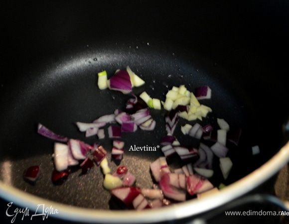 Красный лук и чеснок порубить мелко. Помидоры цельные с супом по рецепту взбивают перед подачей в блендаре, я делаю в первом этапе.
Обжарить чеснок и лук на оливковом масле, помешиваем .
