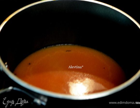 Добавить помидоры с соком, бульон, сливки, сахар, соль и перец по вкусу. Тушить 20 мин. на медленном огне.