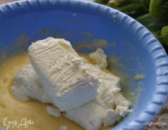Добавить яйцо, творог, взбить.
