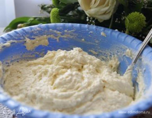 Поочередно добавлять молоко и муку, смешанную с разрыхлителем.