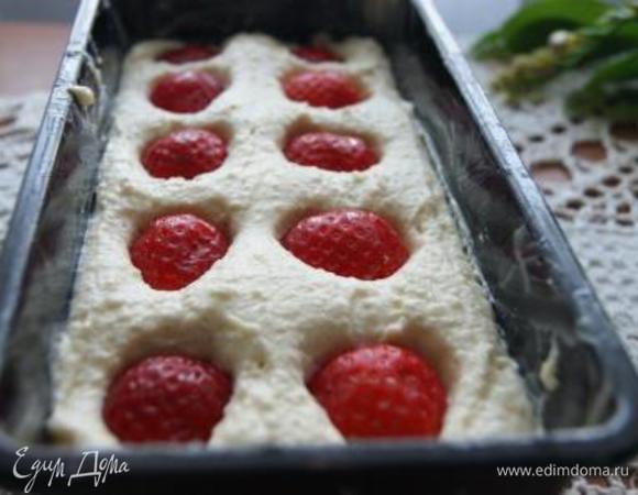 Тесто выложить в форму, сверху выложить ягоды, слегка придавливая.