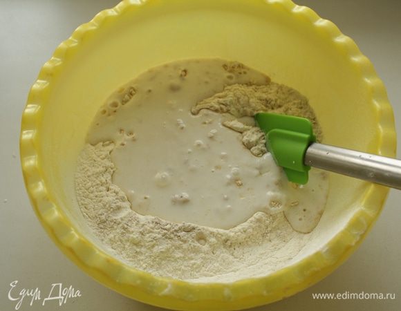 Кефир и воду смешать и немного подогреть. Растворить дрожжи. Муку смешать, просеять. Сделать углубление и добавить все составляющие. Вымешивать тесто в комбайне 10 минут или руками  минут 15-18. 