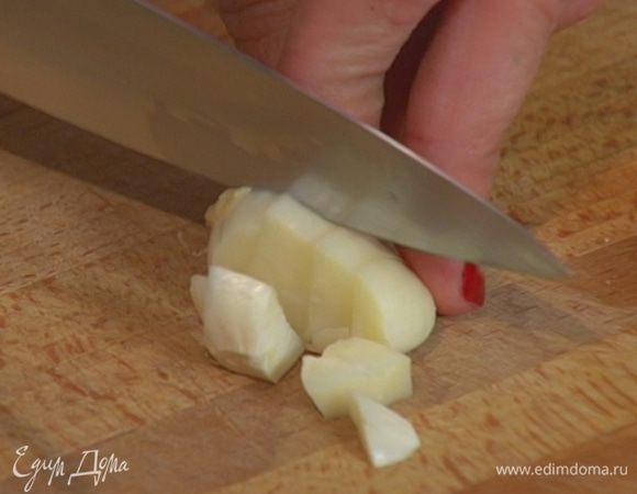 Чеснок почистить и порезать.