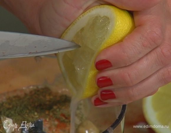 Из лимона выжать сок.