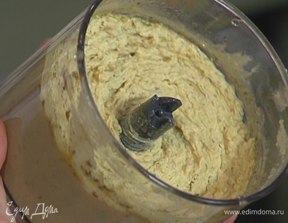 Приготовить хумус: из нута слить жидкость, а затем соединить его в чаше блендера с пастой тахини, чесноком, паприкой, смесью заатар, солью, добавить раскрошенный руками пеперончино, влить оливковое масло и лимонный сок (по 1 ч. ложке масла и сока оставить) и все измельчить.