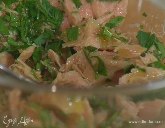 Тунца измельчить вилкой, добавить петрушку, влить оставшееся оливковое масло и лимонный сок, посолить и все перемешать.