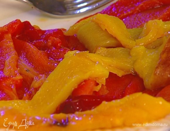 Сладкий перец предварительно запечь в разогретой духовке, затем удалить кожицу и семена, мякоть нарезать полосками.