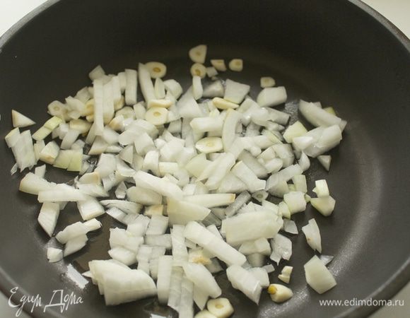 Мелко нарезать лук и чеснок, пассеровать на растит. масле.