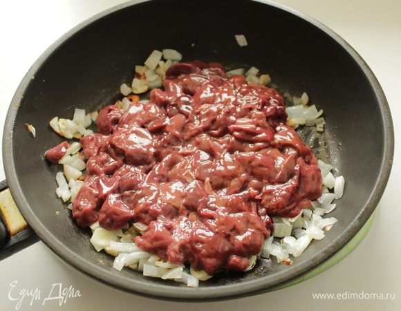 Затем добавить мелко порезанную печень, 2-3 мин. потушить.