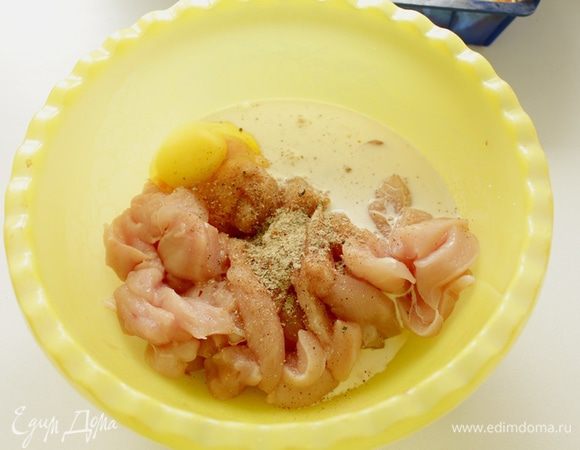 Куриную грудку нарезать на кусочки,добавить соль ,специи((можно использовать любые  для приготовления курицы), яйцо, сливки.